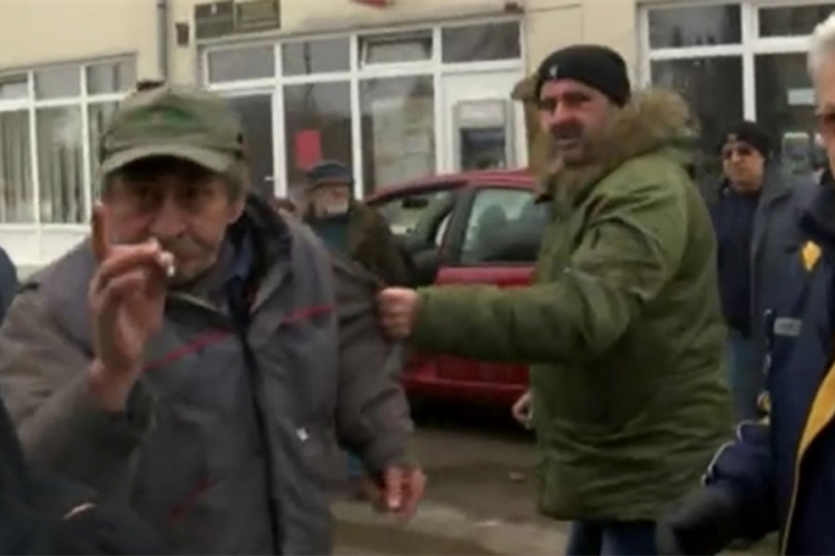 Napadnut novinar na protestu antifašista u Jasenovcu (VIDEO)