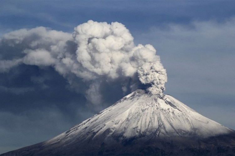 Vulkan u Indoneziji imao sedam erupcija za 24 sata (VIDEO)