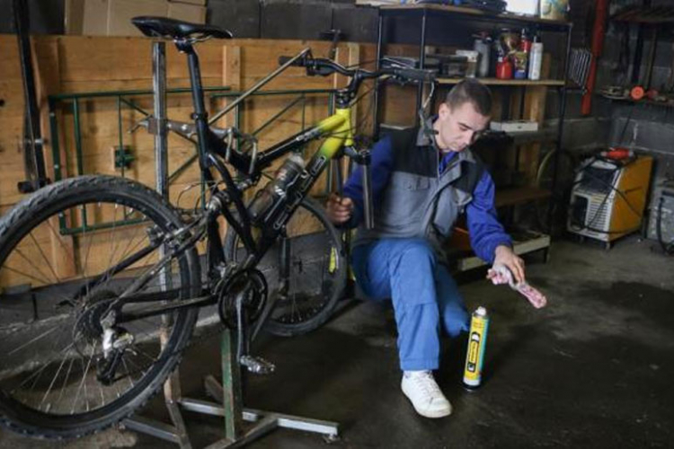 Slijepi mladić iz Modriče popravlja bicikla: Nema kvara koji ne mogu da riješim (FOTO)
