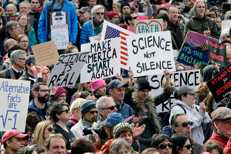 Protest naučnika u Bostonu zbog ugroženosti nauke