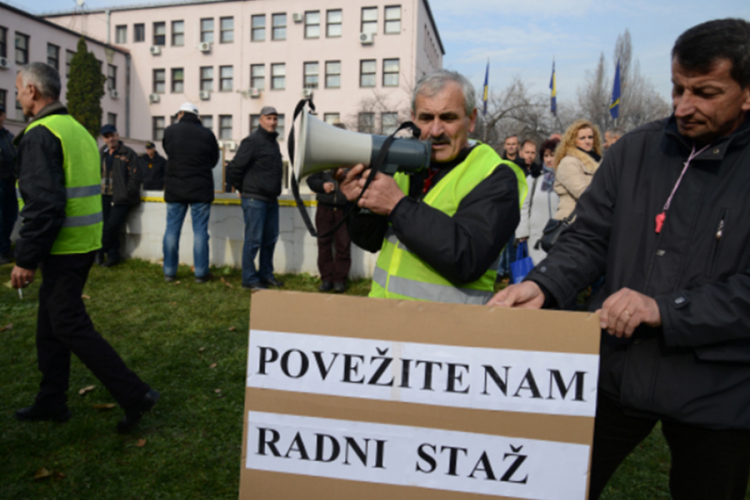 Radnici Željezare Zenica blokirali saobraćaj ispred Vlade FBiH