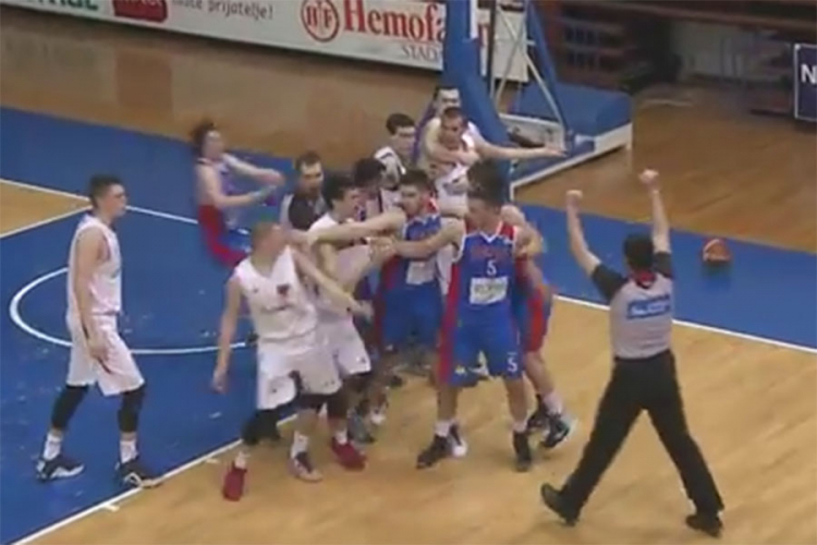 Incident na utakmici između Kozare i Borca u Aleksandrovcu (VIDEO)