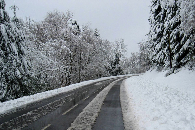 Vozači, oprez Snijeg na prevojima, mogući odroni i poledica