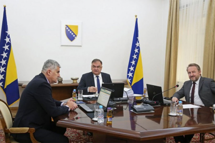 Iz Haga Izetbegoviću, Ivaniću i Čoviću stigla diplomatska pošta