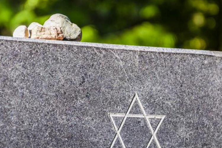 Oskrnavljeno 500 grobova na Jevrejskom groblju