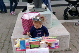 Djevojčica prodaje svoje crteže da pomogne Sofiji Mićević