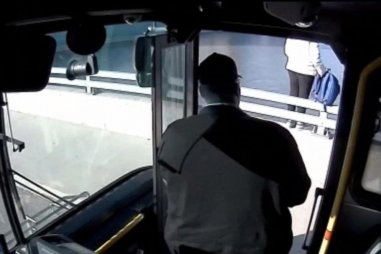 Vozač autobusa ponudio djevojci zagrljaj i odvratio je od samoubistva (VIDEO)