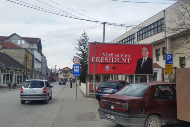 Predsjednik Albanije u Bujanovcu dočekan bilbordom "Dobro došao, predsedniče"