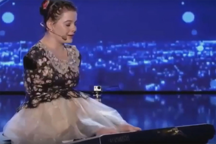 Djevojčica bez ruku oduševila svijet nastupom na klavijaturi