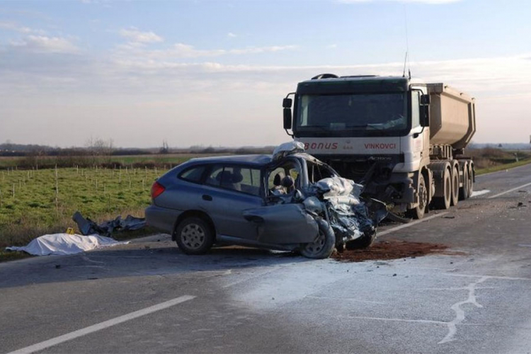 Brzina odnijela život u Modriči: Autom udario u kamion i poginuo