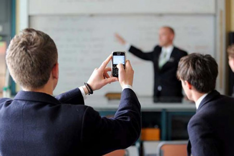 Propala inicijativa srbačke škole: Mobilni telefoni, ipak, dozvoljeni