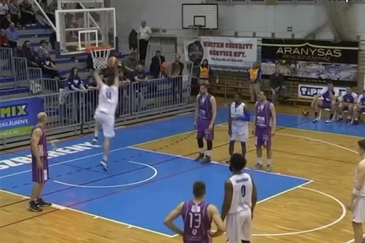 Srpski košarkaš zakucao umjesto da izvede slobodno bacanje
