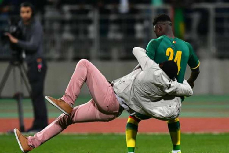 Fudbaleri Senegala spasavali živu glavu od navijača Obale Slonovače