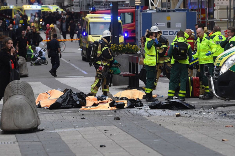Kamion uletio među ljude u centru Stokholma, ima mrtvih, sumnja se na teroristički napad