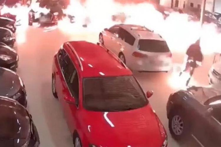 Genijalac palio garažu punu auta pa zapalio - sebe