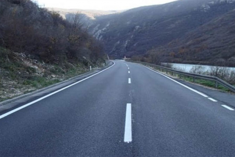 Obustavljen saobraćaj na dionici Tuzla - Srebrenik