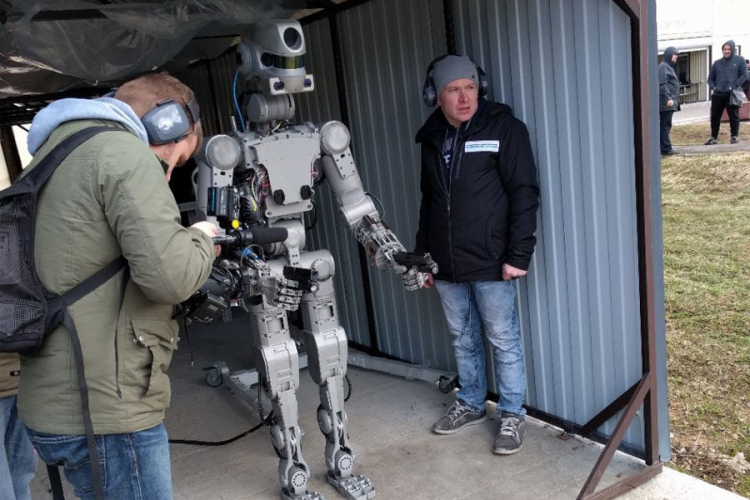 Ruski robot Fedor kao Džejms Bond