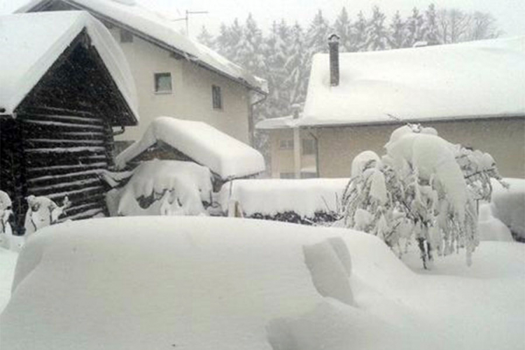 Aprilski snijeg okovao Kneževo, bijeli se i na Manjači