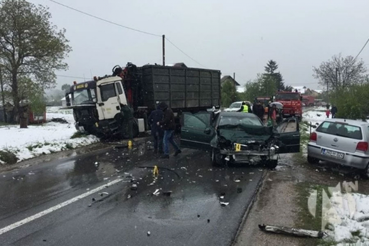 Vozač mercedesa poginuo u sudaru s kamionom