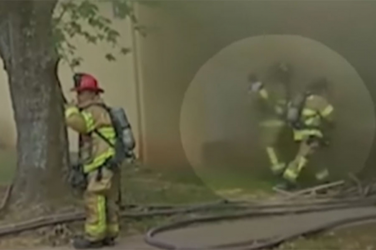 Vatrogasac uhvatio bebu bačenu iz zapaljene zgrade