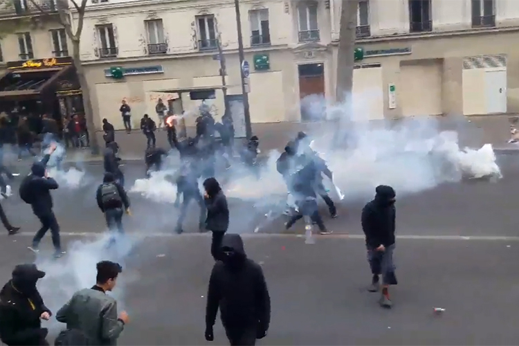 Haos u Parizu: Suzavci i dimne bombe uoči prvog kruga predsjedničkih izbora