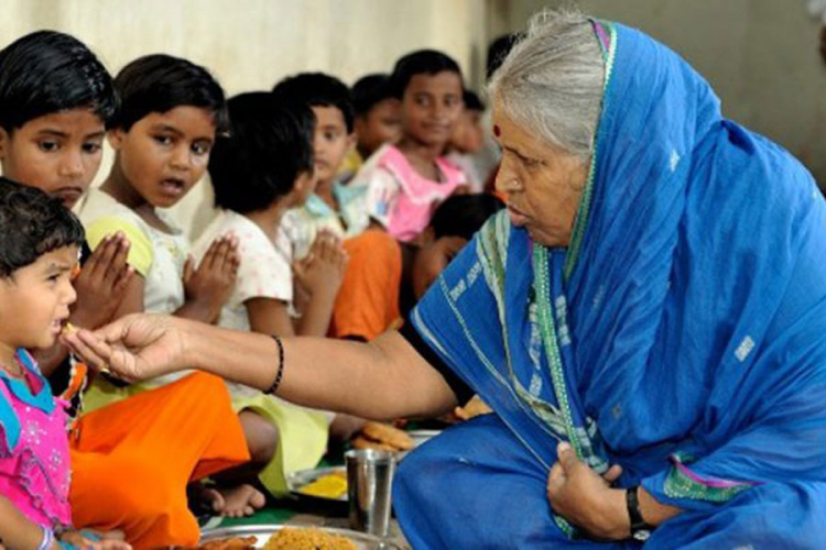 Indijska "majka siročadi" othranila njih 1.400