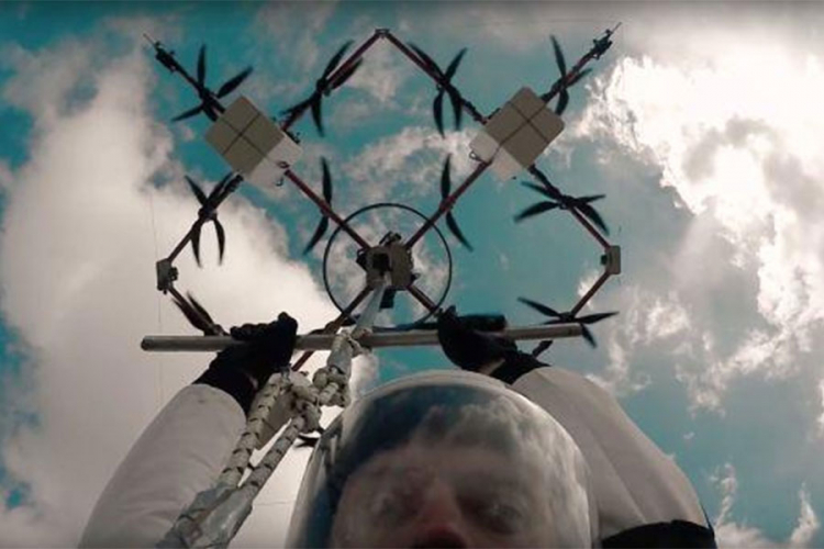 Letonci izmislili drondajving - moćni dron koji "baca" padobrance