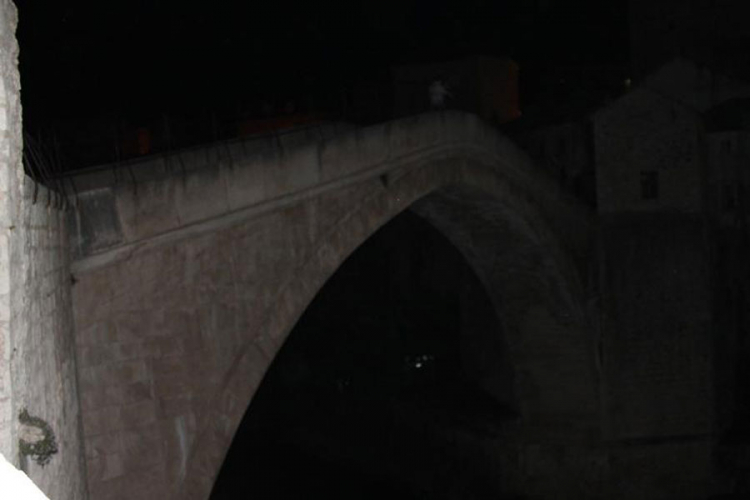 Stari most u mraku zbog avionske tragedije