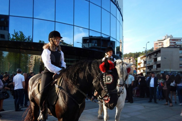 Neuobičajen dolazak na maturu: Melisa i Valentina došle na konjima