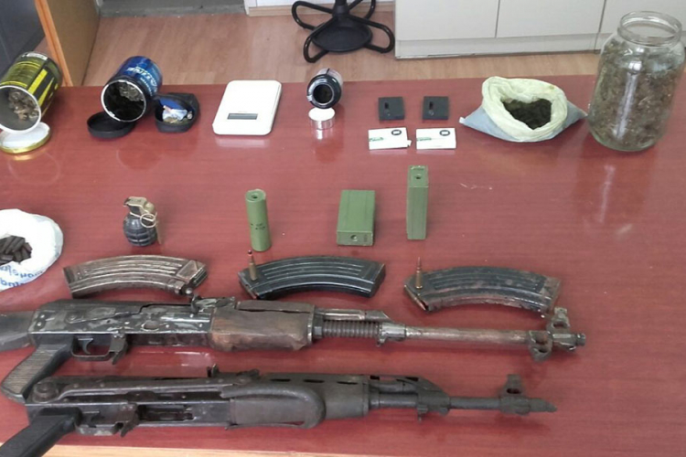 Policija u Laktašima pronašla drogu, puške i eksploziv