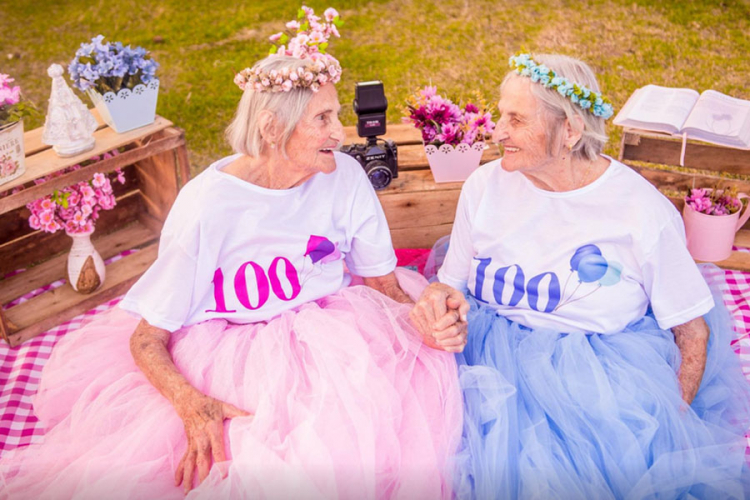 Bake bliznakinje proslavile 100. rođendan uz magične fotografije

