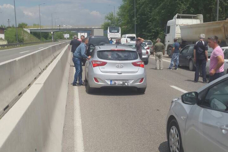 Sudar četiri vozila u Zalužanima, kilometarska kolona prema Laktašima