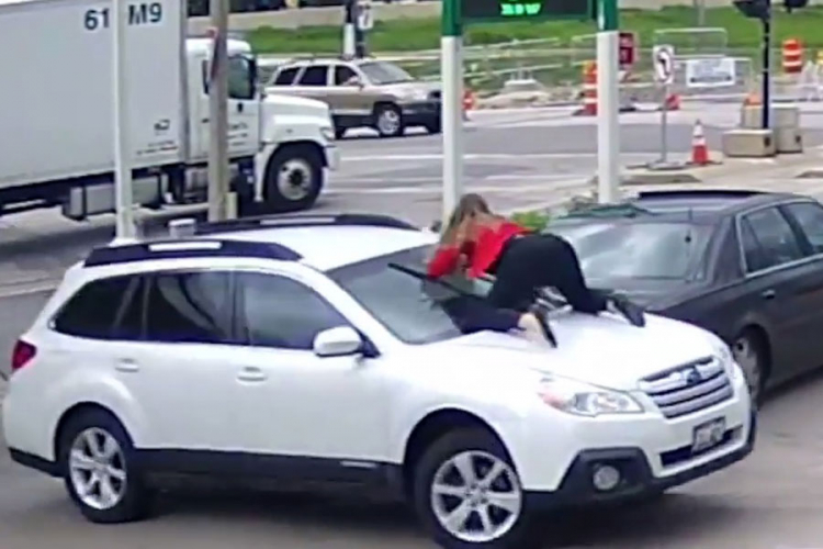 Hrabra žena skočila na auto kako bi spriječila krađu