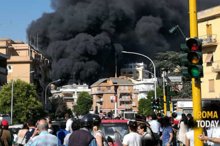 Požar na auto otpadu blizu Vatikana, evakuisane 3 zgrade