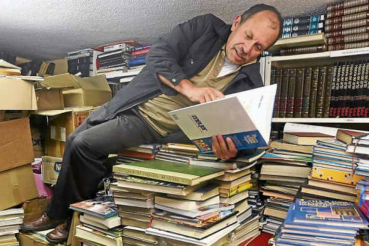 Godinama skupljao bačene knjige i napravio biblioteku