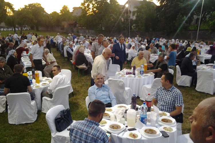 Iftarska trpeza za 400 osoba u dobojskom selu
