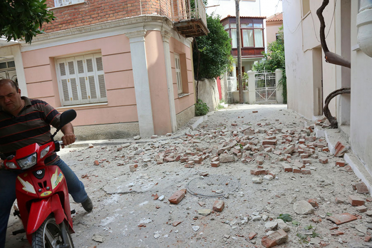 Žena poginula u zemljotresu na Lezbosu, srušene kuće