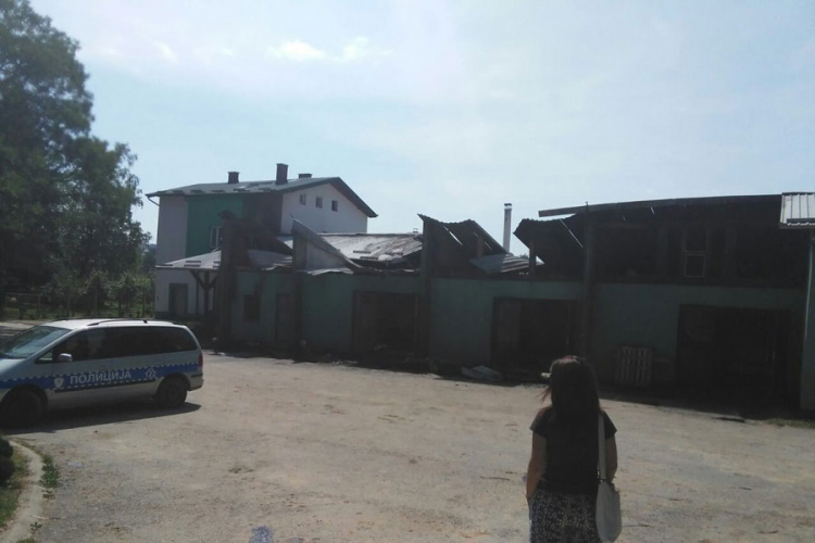 Požar kod Doboja: Izgorjeli traktori i rasad, vatrogasac povrijeđen