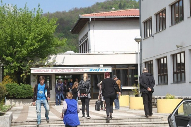 Srednjoskolci U Jajcu Ostaju Zajedno Vlasti Odustale Od Nove Skole