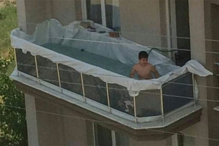 Dječak od balkona napravio bazen
