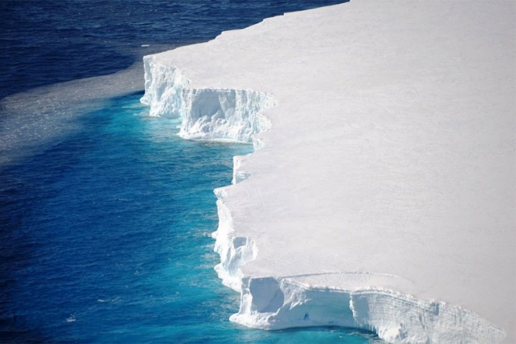 Južni pol: Ogroman ledeni brijeg se odvaja,opasnost po brodove