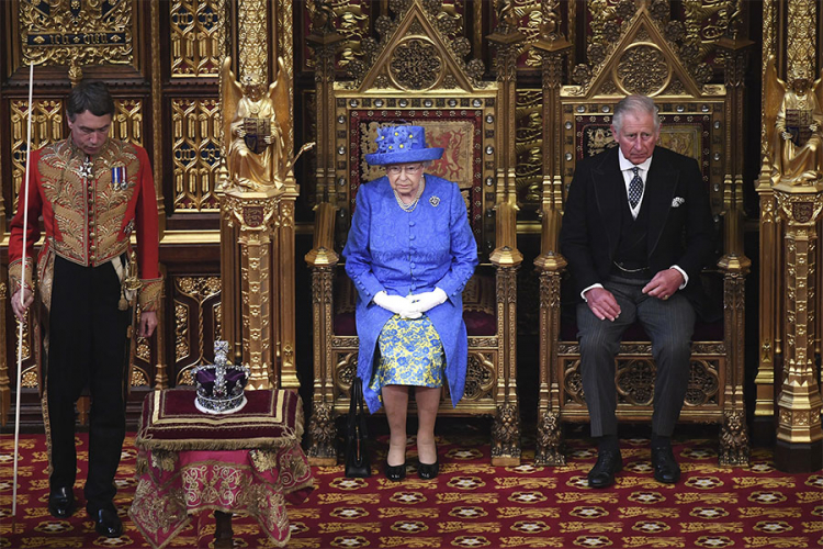 Kraljičin šešir kao zastava EU - koincidencija ili poruka?