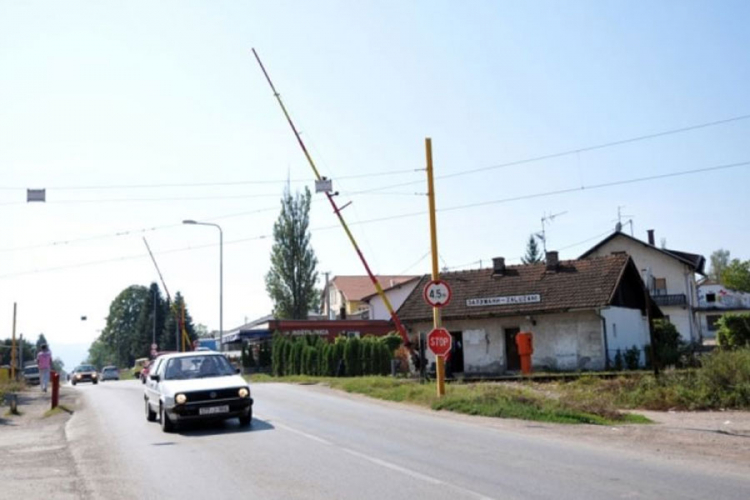 Novi incident na pružnom prelazu u Zalužanima: Čuvar ŽRS "zaboravio" da spusti rampu