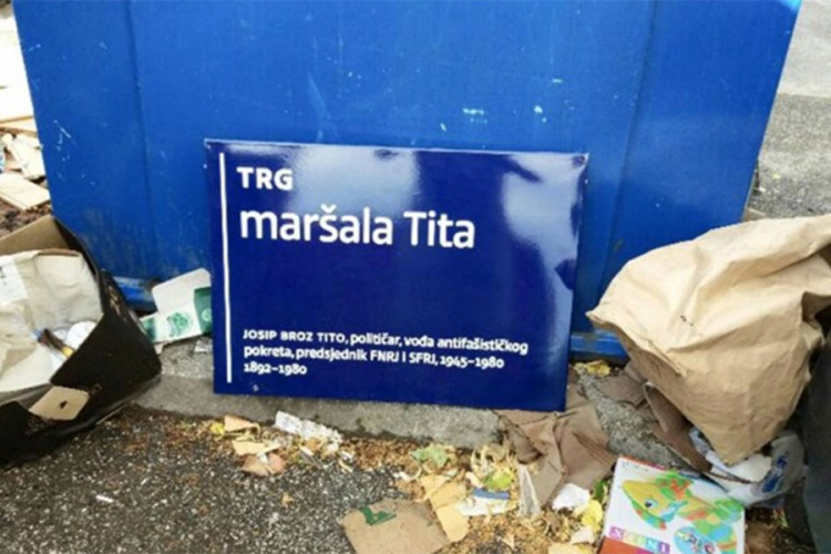 Ploča sa nazivom Trg maršala Tita u smeću