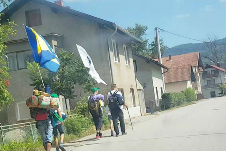 Provjerava se fotografija sa zastavama Armije BiH u Doboju