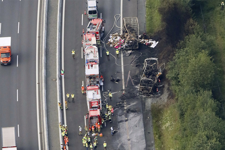 18 mrtvih u sudaru autobusa i kamiona u Njemačkoj