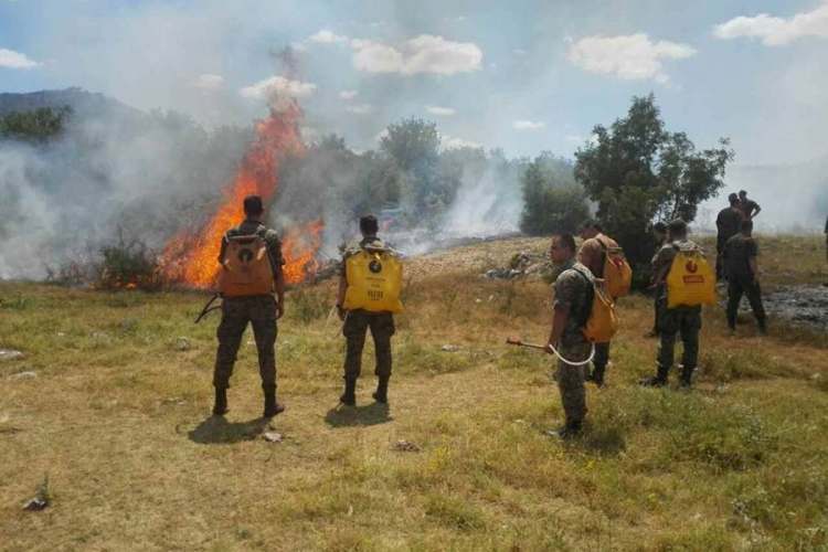 Vatrogasci protiv požara ne mogu golim rukama