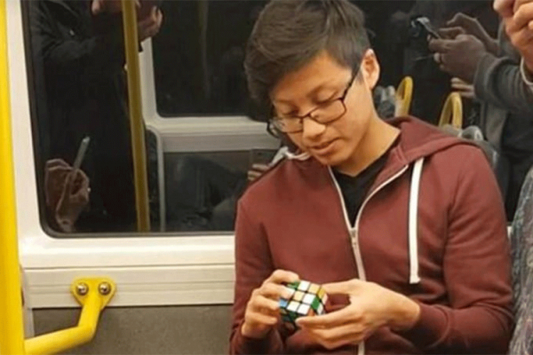 Iz dosade složio Rubikovu kocku za nestvarno kratko vrijeme