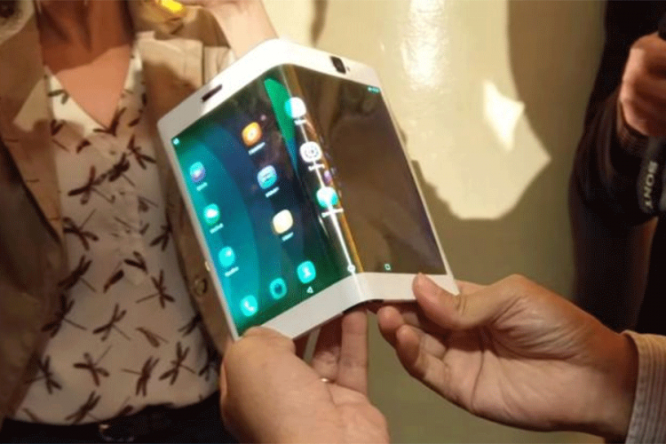 Revolucionarni Lenovo: Jednim potezom od tableta postaje smartfon