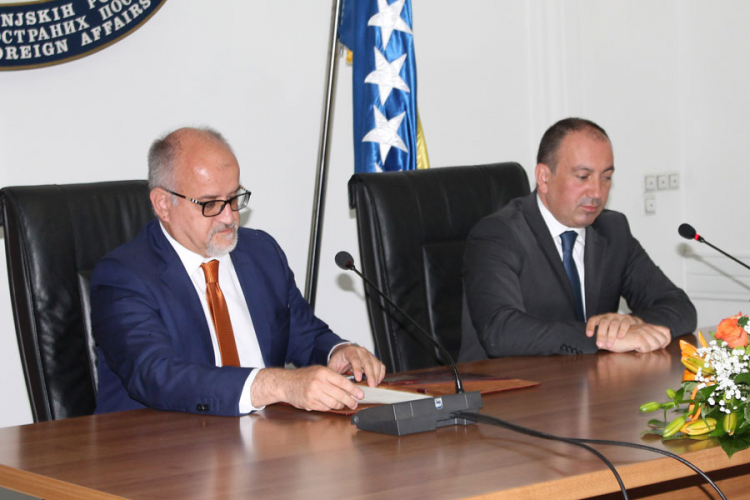 Potpisan sporazum o kolokaciji DKP-ova sa Crnom Gorom: Zajednička predstavništva put do uštede